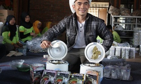 Owner 'nasi liwet' Seribu Satu, Andris Wijaya, demonstrates how to cook instant rice in Garut, West Java.  