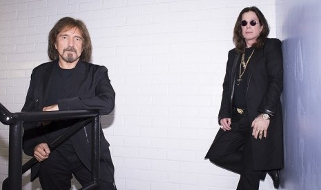   Ozzy Osbourne (kanan) dan Geezer Buttler (kiri), personel Black Sabbath tengah berpose.