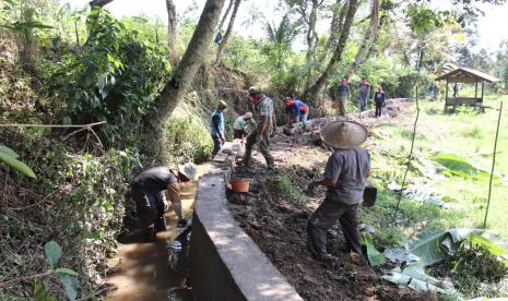 P3-TGAI merupakan program rehabilitasi, peningkatan, atau pembangunan jaringan irigasi dengan berbasis peran serta masyarakat petani. 