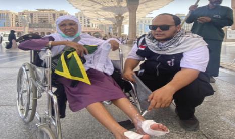 P3JH Bantu Jamaah Kaki Melepuh dengan Air Zamzam dan Salep Luka Bakar, Foto: Jamaah kaki melepuh