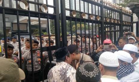 PA 212 meminta pihak kepolisian untuk mengizinkan lima pimpinan PA 212 masuk ke Gedung Direktorat Krimum demi mendampingi pemeriksaan Amien Rais.    Polisi sempat tidak memberikan izin. Namun,  jelang 15 menit polisi memberikan izin masuk setelah anak Amien Rais, Hanafi Rais datang ke area kerumunan massa.  