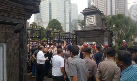 PA 212 meminta pihak kepolisian untuk mengizinkan lima pimpinan PA 212 masuk ke Gedung Direktorat Krimum demi mendampingi pemeriksaan Amien Rais.    Polisi sempat tidak memberikan izin. Namun,  jelang 15 menit polisi memberikan izin masuk setelah anak Amien Rais, Hanafi Rais datang ke area kerumunan massa.  