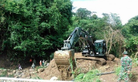 Pabandya Jaslog Staf Logistik Kostrad Mayor Czi Arif mengikuti kegiatan Pembangunan Bendungan dan pintu air dalam rangka HUT Kostrad ke 54. Minggu (1/2).