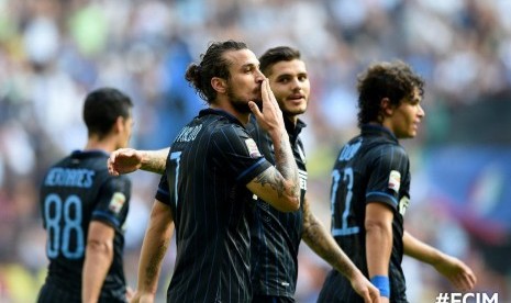 Pablo Osvaldo dan Mauro Icardi merayakan gol ke gawang Sassuolo.