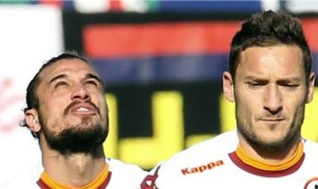 Pablo Osvaldo (kiri) dan Francesco Totti 