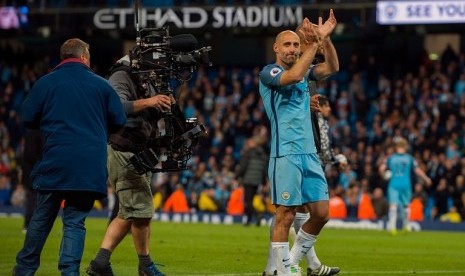 Pablo Zabaleta memberikan salam perpisahan kepada pendukung Manchester City di Stadion Etihad, Rabu (17/5) dini hari WIB.