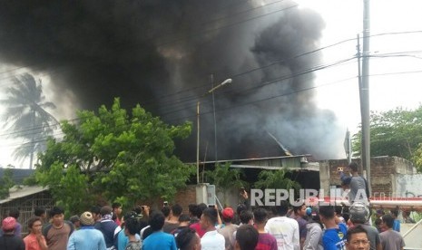 Pabrik pengolah bijih plastik milik PT Sandikin Karya Mandiri, di Jl Raya Jatisari, Desa Mekarsari, Kecamatan Jatisari, Karawang, terbakar, Rabu (27/12). Dugaan sementara kebakaran akibat hubungan arus pendek listrik. 