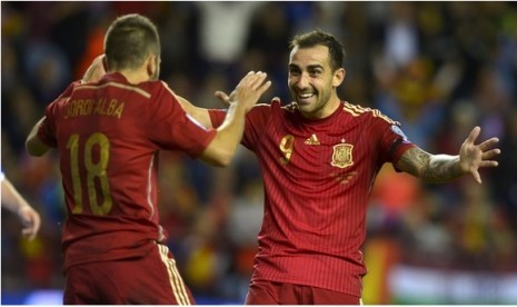 Paco Alcacer (kanan) erayakan golnya ke gawang Luksemburg dengan Jordi Alba.