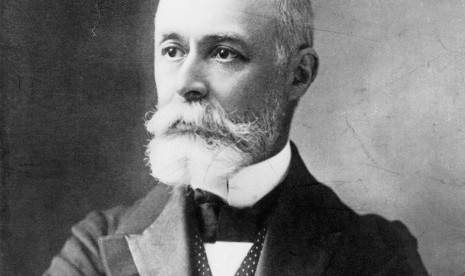 Pada 1 Maret 1896 Henri Becquerel menemukan radioaktivitas. Penemuannya terhadap radioaktivitas membuat Becquerel meraih hadiah Nobel di bidang fisika pada 1903.