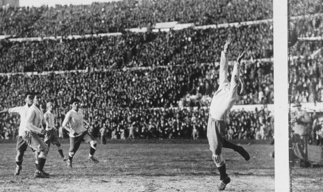 Salah satu pertandingan Piala Dunia 1930 yang berlangsung di Montevideo, Uruguay. Presiden CONMEBOL Alejandro Dominguez meminta FIFA untuk memberikan hak penyelenggaraan Piala Dunia 2030 ke Amerika Selatan sebagai perayaan 100 tahun Piala DUnia.