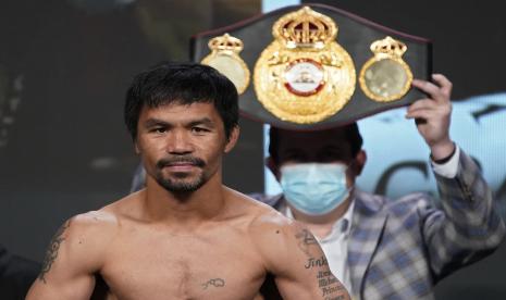 Manny Pacquiao, dari Filipina, berpose untuk fotografer selama penimbangan di Las Vegas. Ikon tinju dan senator Filipina Pacquiao mengatakan dia akan mencalonkan diri sebagai presiden dalam pemilihan 2022.