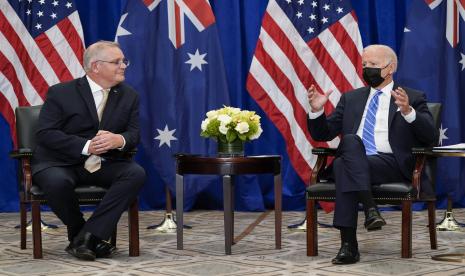 Pada 21 September 2021 ini, arsip foto Presiden Joe Biden bertemu dengan Perdana Menteri Australia Scott Morrison di Intercontinental Barclay Hotel. Inggris, Amerika Serikat dan Australia yang tergabung dalam aliansi AUKUS pada Selasa (5/4/2022), sepakat untuk bekerja sama dalam persenjataan hipersonik dan kemampuan peperangan elektronik. 