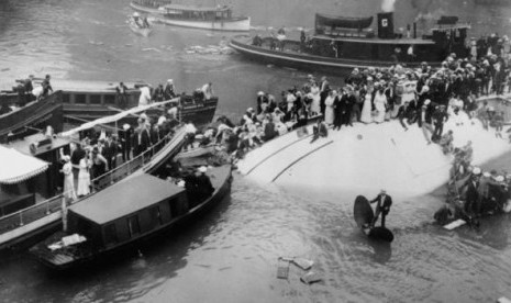 Pada 24 Juli 1915, kapal Eastland mengarungi sungai Chicago. Namun kapal terbalik hingga menenggelamkan 800-850 penumpangnya yang saat itu sedang piknik.