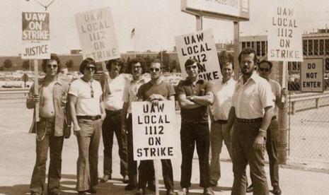 Mengenang Revolusi Pemogokan Pekerja Arab di AS. Pada 28 November 47 tahun lalu, sekitar 2.500 pekerja otomotif keturunan Arab menutup produksi di pabrik perakitan Dodge Main Chrysler dekat kota Detroit, AS. Pemogokan dan penutupan itu, dilakukan untuk menuntut United Auto Workers (UAW) agar mencabut obligasi Israel yang ada pada mereka.