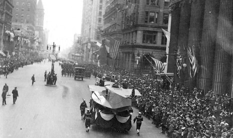 Pada 28 September 1918, warga Philadelphia mengadakan Parade Liberty Loan untuk menuntut pemerintah membasmi wabah flu di wilayah mereka. Diperkirakan 30 juta orang meninggal dunia di seluruh dunia akibat wabah tersebut.