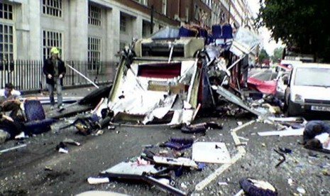 Pada 7 Juli 2005, tiga bom meledak bersamaan di tiga jalur kereta bawah tanah London saat jam sibuk. Ledakan juga terjadi pada sebuah bus gandeng.