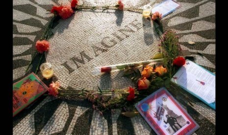 Pada 8 Desember 1980, John Lennon dibunuh oleh Mark David Chapman di luar Gedung Dakota, di mana Lennon tinggal. Di lokasi itu pula ia dikenang saban tahun.