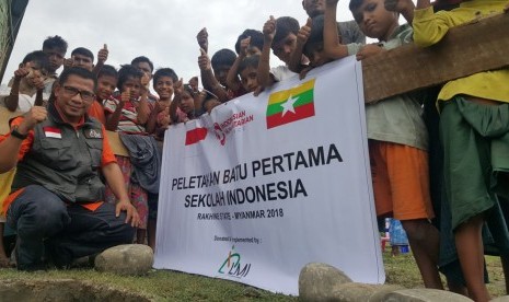 Pada Ahad (28/10) Laznas LMI resmi meletakkan batu pertama sebagai tanda dimulainya pembangunan sekolah dasar untuk anak-anak Rohingya di Desa Komboung, Rakhine State. 