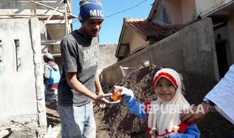 Pada bulan Ramadhan yang lalu, relawan Rumah Zakat ikut serta dalam kegiatan Pesantren Kilat (SANLAT) Ramadhan Daycare Juara Panyileukan Bandung. Bersamaan dengan kegiatan ini, Rumah Zakat melakukan Pembagian Kornet Superqurban.