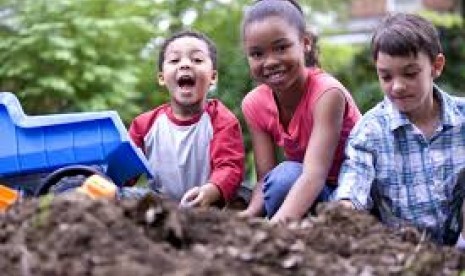 Pada dasarnya setiap anak memiliki kecerdasan yang berbeda. Tapi tak menutup kemungkinan satu anak memiliki lebih dari satu dari delapan kecerdasan anak yang ada. 