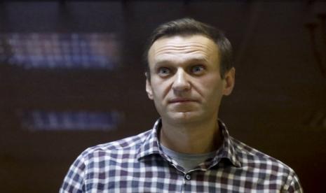  Pada file foto Sabtu 20 Februari 2021 ini, pemimpin oposisi Rusia Alexei Navalny berdiri di dalam sangkar di Pengadilan Distrik Babuskinsky di Moskow, Rusia. 