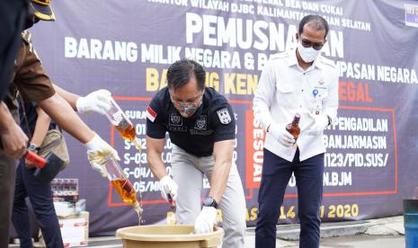 Pada hari Kamis (14/05), Bea Cukai Kalimantan Bagian Selatan memusnahkan 1.043.340 batang rokok Ilegal dan 400,8 Liter minuman keras ilegal dengan nilai barang sebesar lebih dari Rp1,2 miliar dan potensi kerugian negara lebih dari Rp450,6 juta.