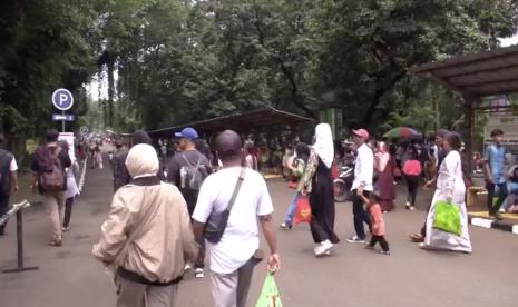 Pada hari kedua lebaran Taman Margasatwa Ragunan (TMR) memprediksi jumlah pengunjung mencapai 90 ribu orang. Pj Gubernur Heru Budi meminta berwisata di Jakarta dengan menggunakan angkutan umum.