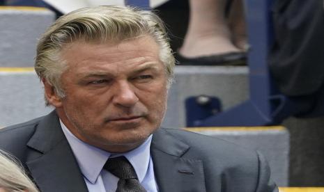 Aktor Alec Baldwin. Pada Kamis (21/10), senjata properti yang dipakai Baldwin dalam syuting film Rust membuat cedera sutradara Joel Souza dan menewaskan sinematografer Halyna Hutchins.