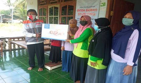 Pada Jumat (10/12) Rumah Zakat memberikan bantuan berupa timbangan bayi digital untuk kegiatanposyandu dusun Ketawang Desa Ketawangrejo.