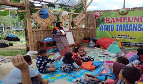  Pada Jumat (11/3/2022) terdapat tambahan buku baru di kelas membaca binaan Rumah Zakat, anak-anak senang sekali mendapat tambahan buku bacaan baru.