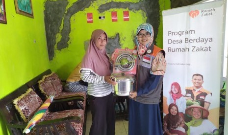 Pada Kamis (11/4) Rumah Zakat menyalurkan Bantuan Kewirausahan berupa Bantuan Sarana usaha kepada dua penerima manfaat di Brebes yaitu Lina dan Wafi. 