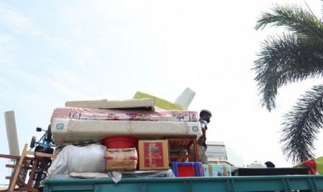 Pada Kamis (14/10) Bea Cukai Sumbagbar berhasil mengamankan dan menyita sebanyak 58 karton yang berisi rokok ilegal yang dikamuflase muatannya dengan barang pindahan.