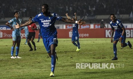 Selebrasi Geoffrey Castillion setelah mencetak gol untuk Persib Bandung.