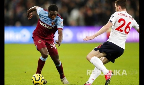 Pertemuan pertama West Ham United dan Liverpool (putih) di Liga Inggris musim ini. Liverpool menjamu West Ham di Anfield pada pertemuan kedua, Selasa (25/2).