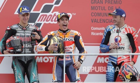 Fabio Quartararo, (dari kiri), Marc Marquez, dan Jack Miller berdiri di podium, di akhir balapan Valencia Motorcycle Grand Prix di Ricardo Tormo circuit, Cheste, Spanyol, Ahad (17/11)