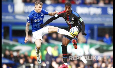 Lucas Digne (kiri) dan Wilfried Zaha berebut bola pada laga Everton melawan Crystal Palace di Goodison Park, Liverpool, Inggris, beberapa waktu lalu.