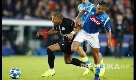 Kylian Mbappe, diadang Allan pada laga Grup C Liga Champions Eropa antara Paris Saint Germain dan Napoli di Parc des Princes stadium, Paris, Kamis (25/10) dini hari.