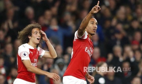 Pierre-Emerick Aubameyang merayakan golnya pada laga Liga Inggris  antara Arsenal dan Leicester City di  Emirates stadium, London, Selasa (23/10) dini hari. 