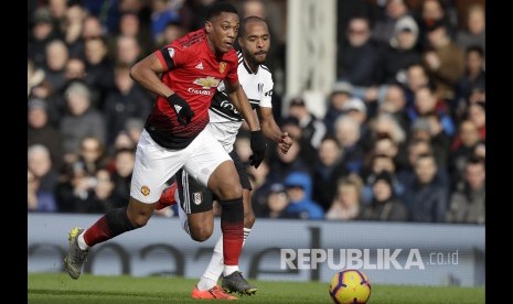 Anthiny Martial melakukan solo run sebelum mencetak gol kedua MU pada laga Liga Inggris antara Fulham melawan Manchester United di stadion Craven Cottage, London, Sabtu.