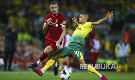 Moritz Leitner (kanan) mengadang Joe Gomez (kiri) pada laga liga Inggris antara Liverpool  melawan Norwich City  di Anfield Stadium, Liverpool, Ahad (11/8) waktu setempat.