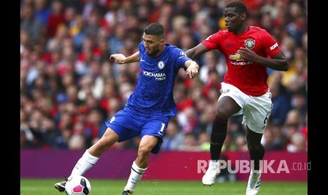  Paul Pogba (kanan) berduel dengan Mateo Kovacic (kiri)  pada laga liga Inggris antara Manchester United melawan Chelsea di Stadion Old Trafford, Manchester, Ahad (11/8) waktu setempat.