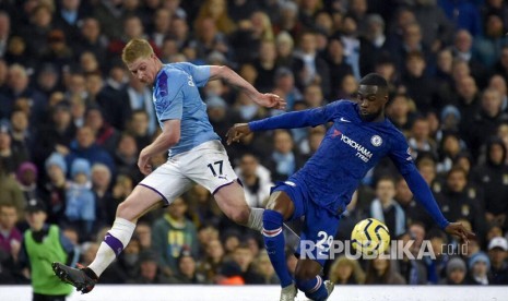  Kevin De Bruyne dan Fikayo Tomori berebut bola pada laga Liga Primer Inggris antara Manchester City melawan Chelsea di Etihad stadium, Manchester, Ahad (24/11) dini hari.