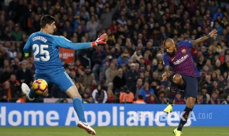 Arturo Vidal mencetak gol terakhir tuan rumah pada laga Liga Spanyol antara Barcelona FC melawan Real Madrid di Camp Nou, Barcelona, Ahad (28/10).