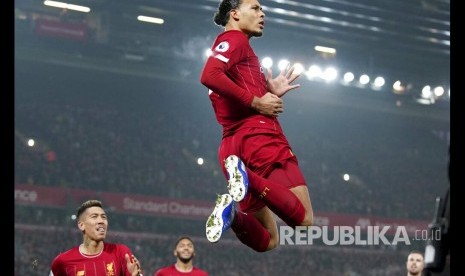 Selebrasi Virgil Van Dijk setelah mencetak gol pertama Liverpool pada laga Liverpool melawan Manchester United di Anfield Stadium, Liverpool, Senin (20/1) dini hari