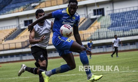 Geoffrey Castillion mengontrol bola pada laga persahabatan antara Persib Bandung melawan Tira Persikabo Bogor di Stadion GBLA, Bandung, Jumat (21/2).Gero