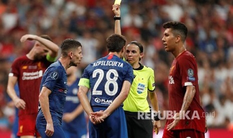  Cesar Azpilicueta diganjar kartu kuning oleh wasit Stephanie Frappart  pada laga Piala Super UEFA di Stadion Vodafone Arena, Istanbul, Turki, Kamis (15/8) dini hari.