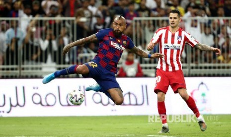 Aksi Arturo Vidal (kiri) saat membela Barcelona. Vidal siap meninggalkan Barcelona jika dilepas manajemen klub.