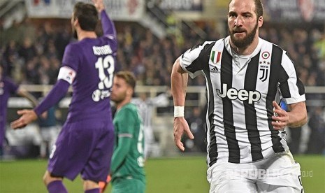 Selebrasi striker Juventus Gonzalo Higuain pada laga Serie A ACF Fiorentina melawan Juventus FC di Stadium Artemio Franchi, Florence Itali, Sabtu (10/2) dini hari.