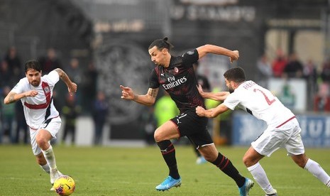 Zlatan Ibrahimovic pada laga Serie A antara Cagliari melawan Milan di di Sardegna Arena stadium, Cagliari, Italia, Sabtu (11/1) malam.