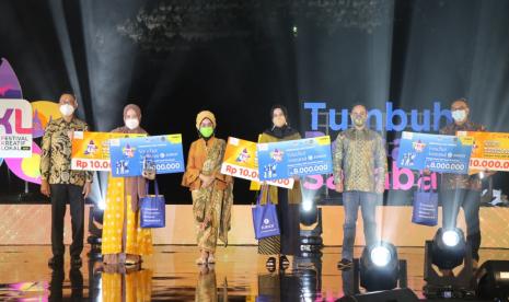 Pada malam hari jadi Adira Finance, para pemenang award Festival Kreatif Lokal 2021 diumumkan. Mereka adalah 15 UKM yang berhasil mengungguli lebih dari 200 pelaku usaha kreatif yang berasal dari bidang Fesyen, Kuliner, dan Kriya di lima Destinasi Super Prioritas.